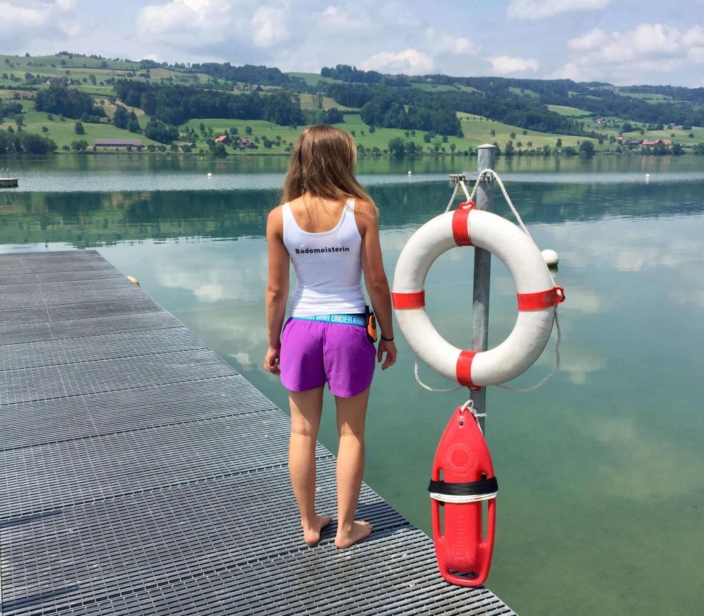Badmeisterin am See mit rettungsgeräten