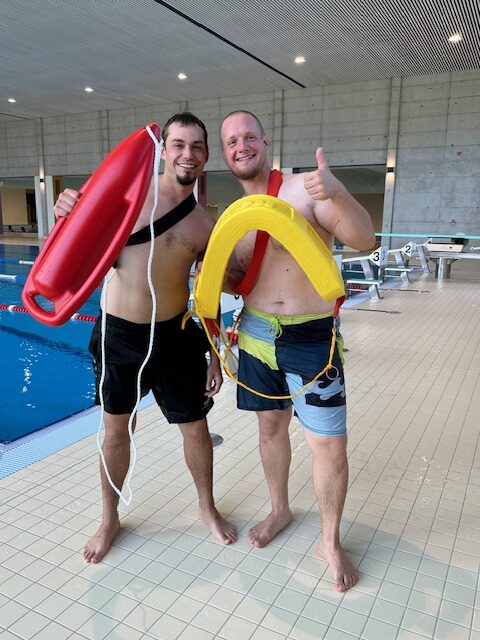 lachende Badmeister mit Rettungsboje